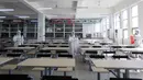 Petugas pemadam kebakaran mendisinfeksi kantin di Sekolah Asrama No. 3 Wuhan di Distrik Hanyang, Kota Wuhan, Provinsi Hubei, China, 3 Agustus 2020. Upaya disinfeksi dilakukan pada Senin (3/8) di sekolah itu untuk mempersiapkan dimulainya kembali kegiatan belajar mengajar di kelas. (Xinhua/Wang Fang)