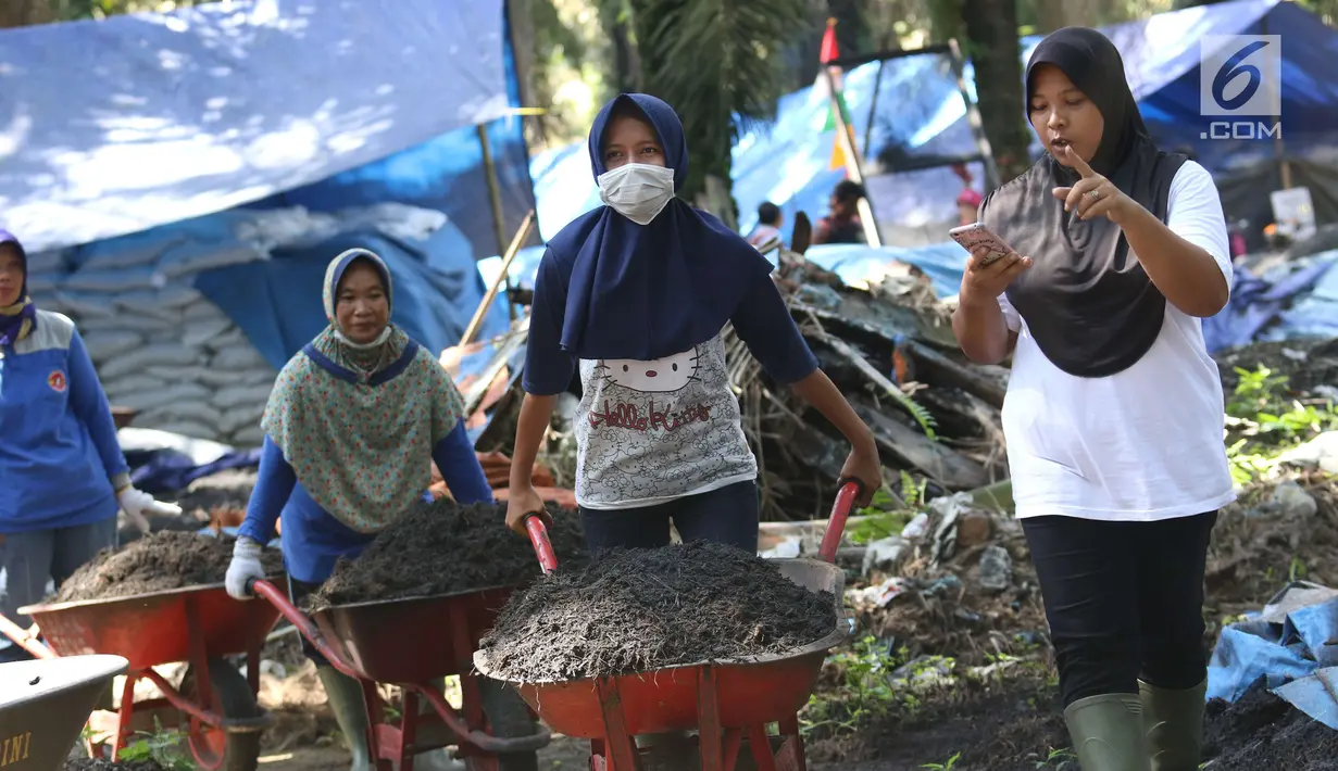 Pekerja dari kelompok tani mekar jaya binaan PT Wirakarya Sakti unit forestry APP Sinarmas mengangkut pupuk kompos di Kab Tanjung Jabnung Barat, Jambi, Kamis (3/5). Usaha pupuk kompos tersebut mampu hasilkan 100 ton perbulan. (Liputan6.com/Angga Yuniar)