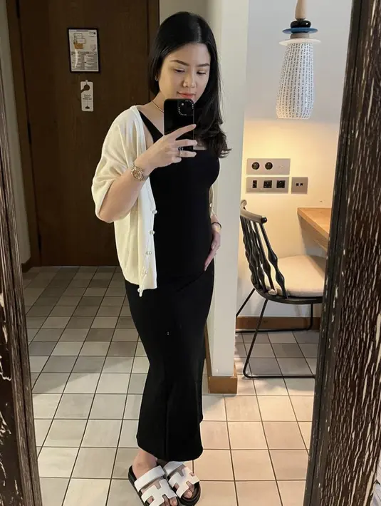 Memamerkan usia kandungan 5.5 bulan, ia tampil dengan dress bodycon hitam dipadukan outer putihnya. [@valenciatanoe]
