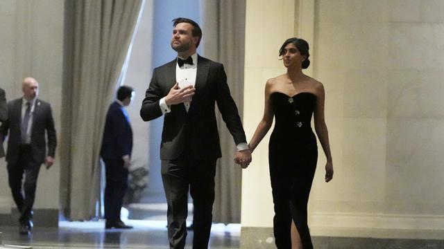 Usha Vance (kanan) dan JD Vance (kiri) dalam acara makan malam di National Gallery of Art di Washington pada 18 Januari 2025/ (AP/Mark Schiefelbein)