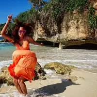 Nadine Chandrawinata merupakan salah satu artis Indonesia yang gemar dengan traveling. Tak hanya senang naik gunung, ia juga gemar pergi ke pantai. (Foto: instagram.com/nadinelist)