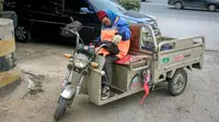 Beredar beberapa foto seorang perempuan lansia sedang tidur di sepeda motor hingga memicu perdebatan para onliner.