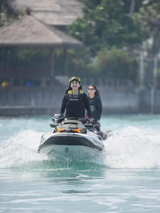 Valerie Tifanka bersama temannya saat menikmati bermain jet ski di kepulauan seribu. Gadis berdarah Suriah-Pemalang ini tampil cantik ketika dirinya mengendarai jet ski tersebut. (Instagram/valtifanka)