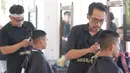 Pasukan Pengibar Bendera Pusaka (Paskibraka) melakukan prosesi potong rambut saat pemusatan diklat Paskibraka 2024 di Jakarta, Minggu (14/7/2024). (Liputan6.com/Herman Zakharia)