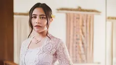 Sedang sibuk dalam berbagai proyek syuting, Prilly Latuconsina selalu nikmati sela waktunya dalam keseruan. Beberapa waktu lalu Prilly sedang di Yogyakarta dalam proyek syutingnya. Kini Prilly pun sedang di Bali nikmati momen liburan. (Liputan6.com/IG/@prillylatuconsina96)