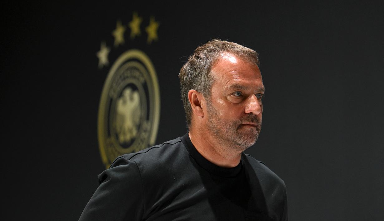 Hansi Flick akan menggantikan posisi Joachim Loew sebagai pelatih Timnas Jerman di Piala Dunia 2022 Qatar. Ia memiliki catatan yang cukup mentereng dengan membawa Bayern Munchen memenangi Treble Winner saat musim pertamanya menjadi juru taktik Die Roten. Sejak ditunjuk sebagai pelatih Der Panzer pada Agustus 2021, skuat asuhan Flick belum pernah merasakan kekalahan. (AFP/Christof Stache)