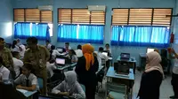 Wagub DKI Jakarta Djarot Saiful Hidayat meninjau persiapan UN tingkat SMP dan sederajat (Liputan6.com/ Nanda Perdana Putra)