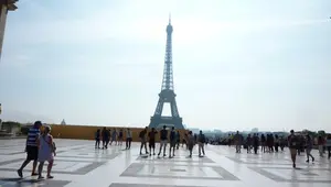 19 Oktober 1901: Catat Sejarah, Pilot Brasil Sukses Kelilingi Menara Eiffel Pakai Balon Udara
