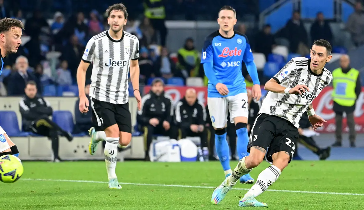 Tiga menit menjelang babak pertama usai, Juventus mampu memperkecil skor menjadi 1-2 lewat gol Angel Di Maria. Gol dicetak lewat sepakan kaki kiri dari dalam kotak penalti setelah menerima umpan Arkadiusz Milik. Skor 2-1 untuk keunggulan Napoli bertahan hingga babak pertama tuntas. (AFP/Alberto Pizzoli)