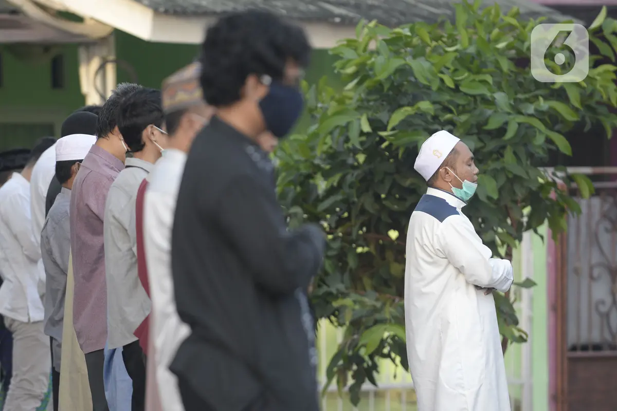 FOTO: Cegah Tertular Corona, Warga Tangsel Salat Id Berjemaah Pakai Masker