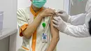 Tenaga kesehatan menjalani vaksinasi virus corona COVID-19 di RSCM, Jakarta, Kamis (14/1/2021). Vaksinasi COVID-19 tahap awal akan menargetkan 1,48 juta tenaga kesehatan. (Liputan6.com/Faizal Fanani)