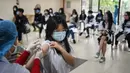 Siswa berusia 12 hingga 17 tahun disuntik vaksin COVID-19 Pfizer/BioNTech di Hanoi, Vietnam, Selasa (23/11/2021). Menurut data Kementerian Kesehatan Vietnam, hampir 108 juta dosis vaksin COVID-19 telah disuntikkan kepada warga hingga Sabtu pekan kemarin. (Nhac NGUYEN/AFP)