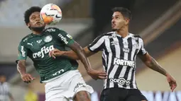 Pemain Palmeiras, Luiz Adriano, berebut bola dengan pemain Santos, Lucas Verissimo, pada laga final Copa Libertadores di Stadion Maracana, Minggu (31/1/2021). Palmeiras menang dengan skor 1-0. (Ricardo Moraes/Pool via AP)