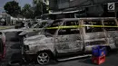 Garis polisi terpasang pada sejumlah kendaraan yang terbakar di sekitar asrama Brimob Jalan KS Tubun, Petamburan, Jakarta Barat, Rabu (22/5/2019). Diketahui kerusuhan terjadi di lokasi tersebut, buntut demo depan gedung Bawaslu yang berujung ricuh. (Liputan6.com/Faizal Fanani)