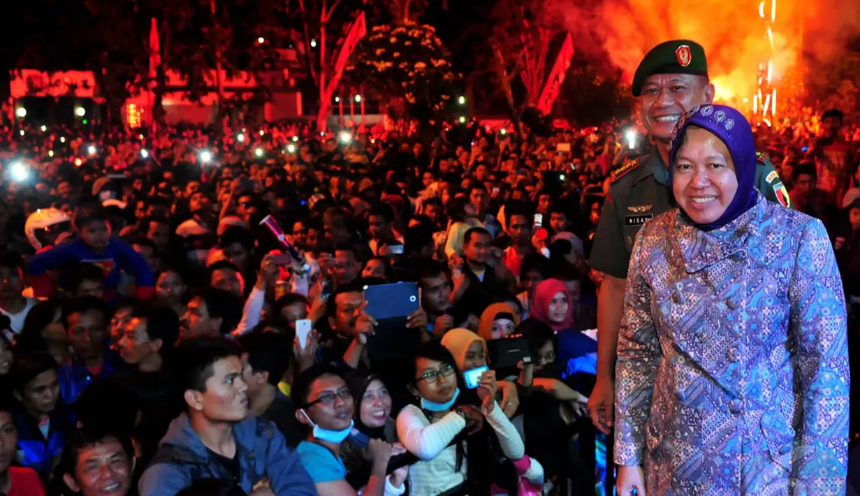 Walikota Surabaya, Tri Rismaharini saat menyapa warga di malam pergantian tahun di kawasan Darmo, Jatim, Rabu (31/12/2014). (Liputan6.com/Johan Tallo)