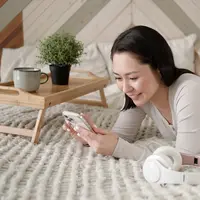 Ilustrasi perempuan belanja online. (c) LSFootage/Depositphotos