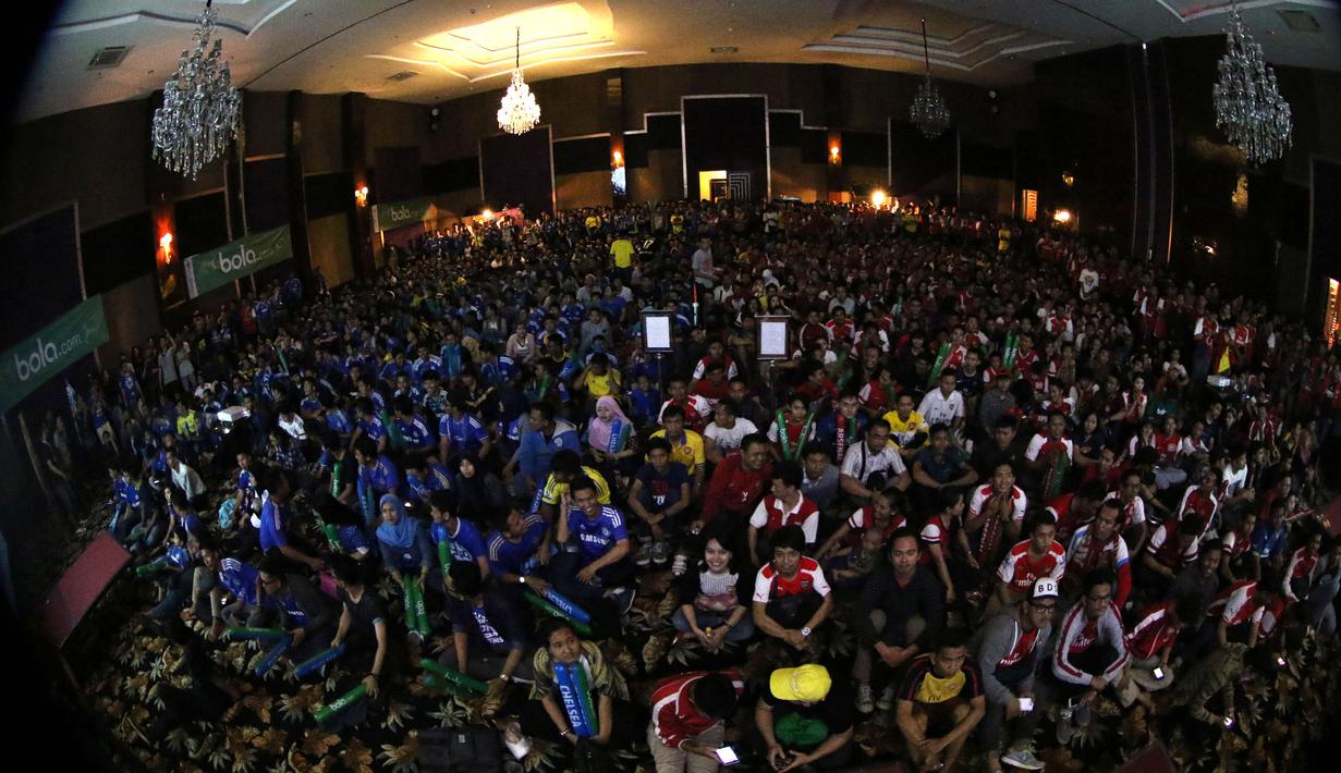 Suporter dari Chelsea Indonesia Supporters Club (CISC) dan Arsenal Indonesia Supporters (AIS) memeriahkan acara nonton bareng Liga Premier Inggris di Hotel Amaroossa Grande, Bekasi. Sabtu (19/9/2015). (Bola.com/Arief Bagus)