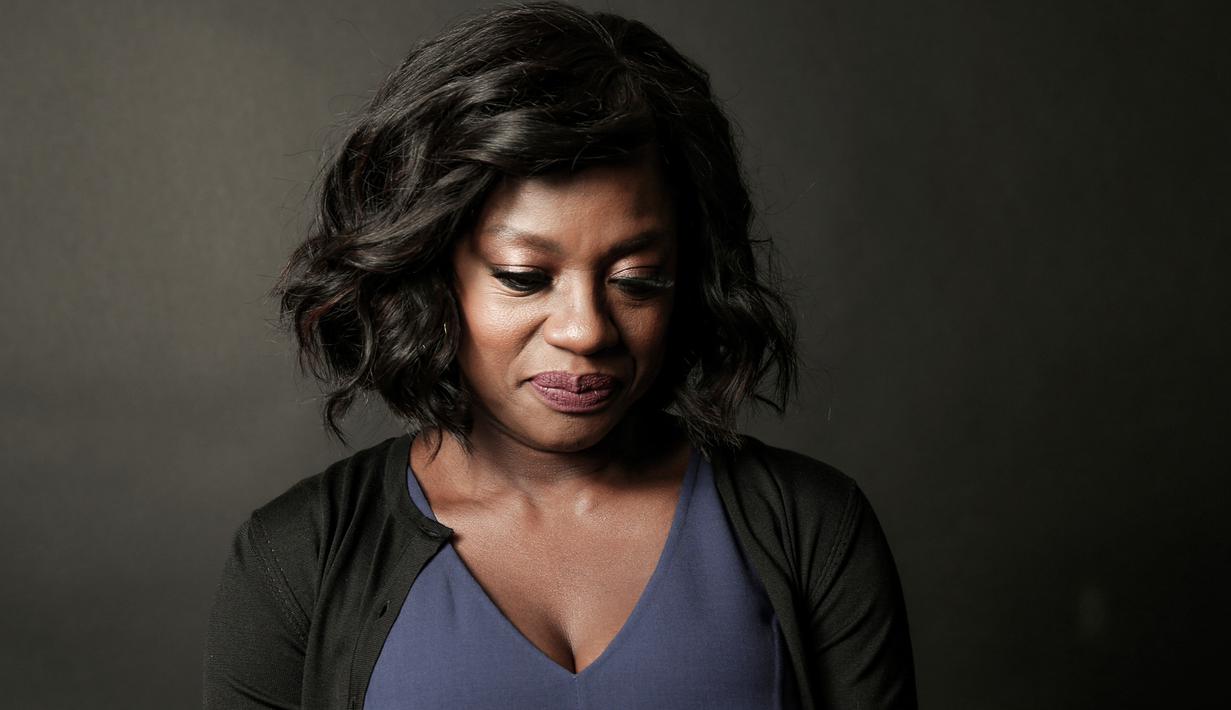 Viola Davis menjadi aktris kulit hitam pertama yang tiga kali dinominasikan untuk merebut Oscar. Sebelumnya aktris satu ini pernah mendapatkan nominasi serupa berkat film Doubt (2009) dan The Help (2011). (Rich Fury/Invision/AP)