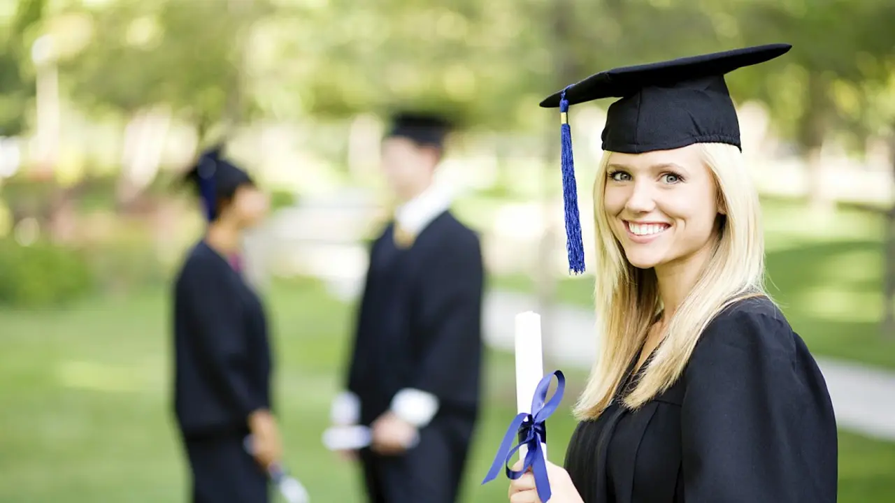 10 Selebritis Ini Mempunyai Gelar PhD!