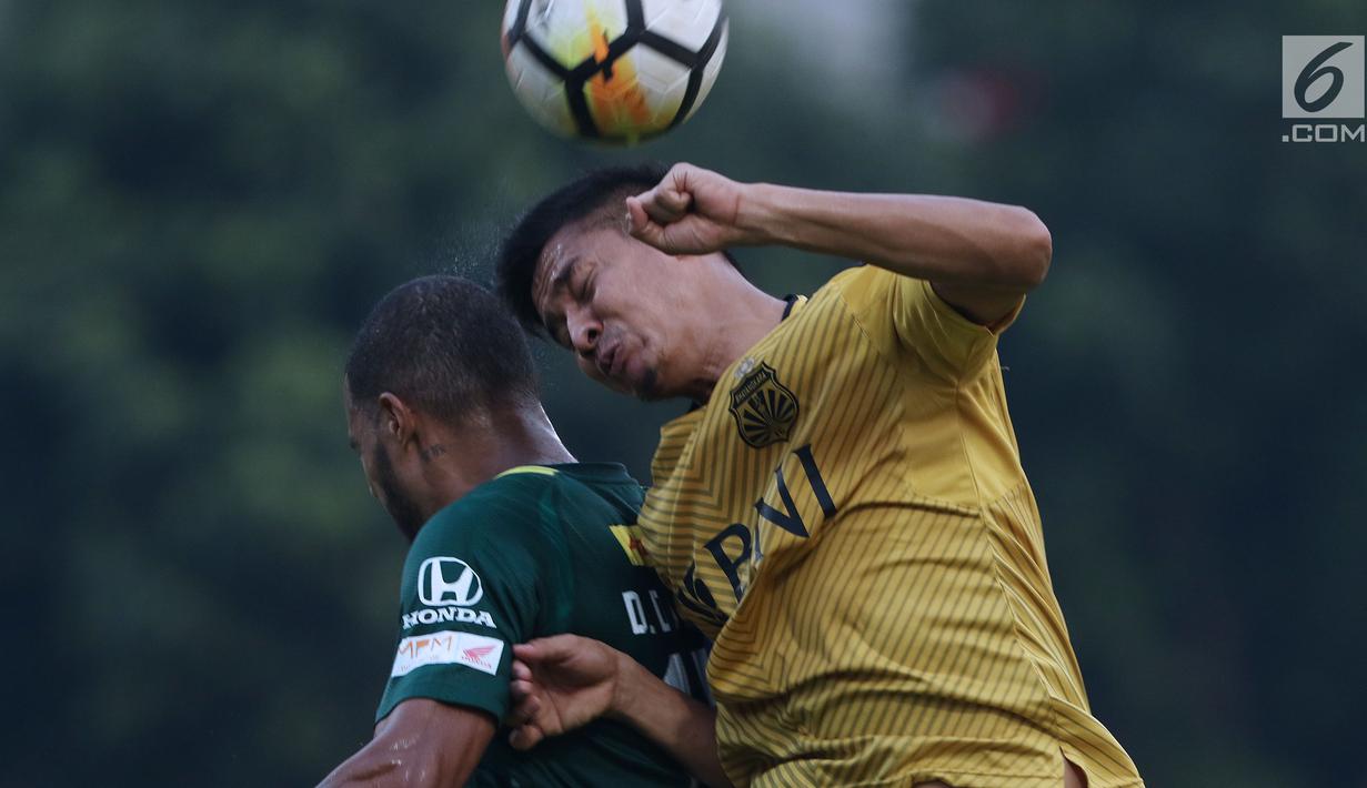 Pemain Bhayangkara FC berebut dengan pemain Persebaya, David Aparecido Da Silva (kiri) pada lanjutan Go-Jek Liga 1 Indonesia bersama Bukalapak di Lapangan PTIK, Jakarta, Rabu (11/7). Laga berakhir imbang. (Liputan6.com/Helmi Fthriansyah)
