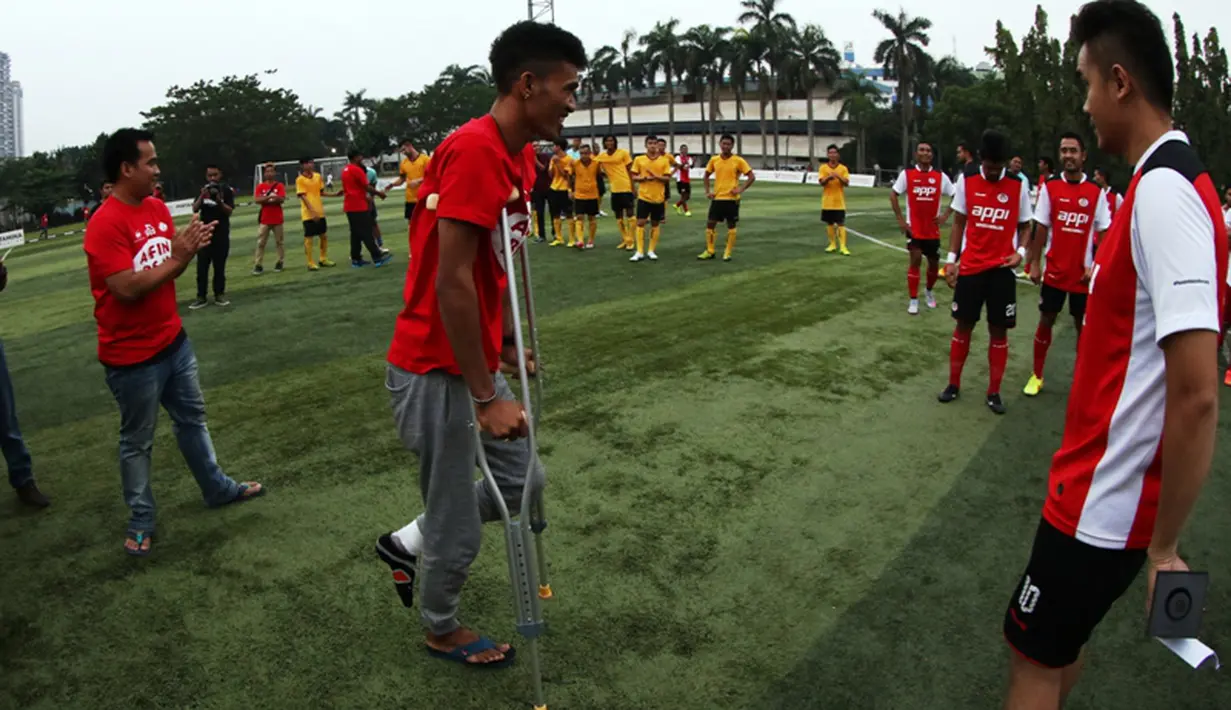 Alfin Tuasalamony berjalan menuju tengah lapangan menyambut rekan-rekannya. (Bola.com/Arief Bagus)