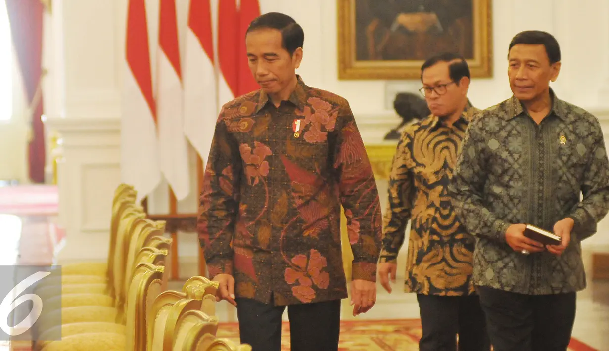 Presiden Joko Widodo didampingi Menkopolhukam Wiranto saat melakukan pertemuan dengan pimpinan MPR di Istana, Jakarta, Selasa (24/1). Dalam pertemuan itu presiden melakukan rapat konsultasi dengan MPR. (Liputan6.com/Angga Yuniar)