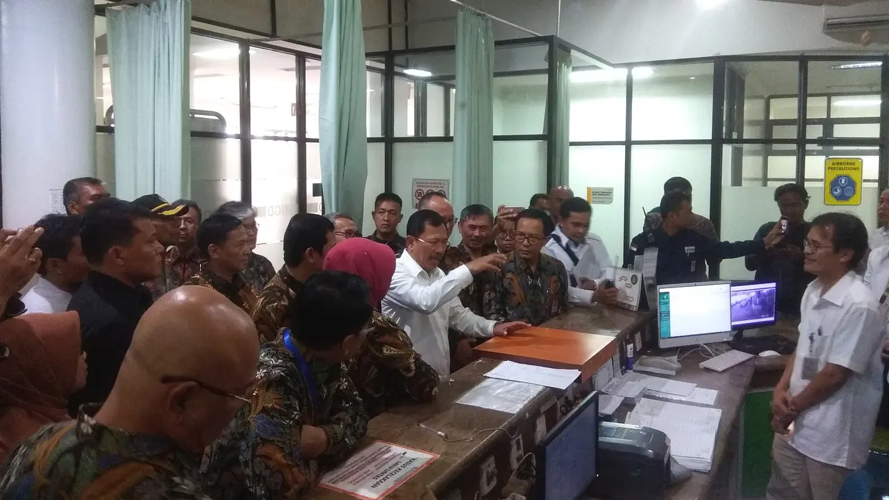 Menteri Kesehatan Terawan Agus Putranto berkunjung ke RS Hasan Sadikin, Bandung, Senin, 23 Desember 2019, dalam rangka meninjau kesiapan pelayanan kesehatan libur Natal dan pergantian tahun. (Foto: Arie Nugraha/Liputan6.com))
