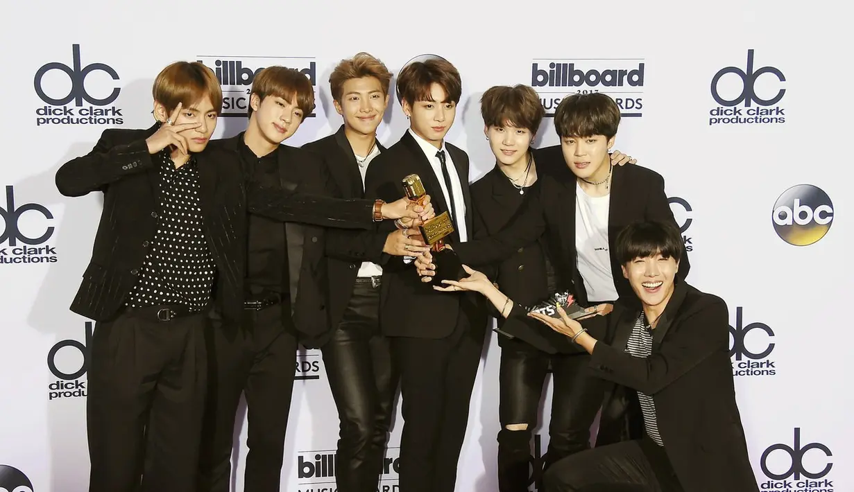 Dalam ajang tersebut, BTS akan bersaing dengan Taylor Swift, Black Coffee, Lorde, Maluma, Zara Larsson, dan Vamps. (Foto: teenvogue.com)