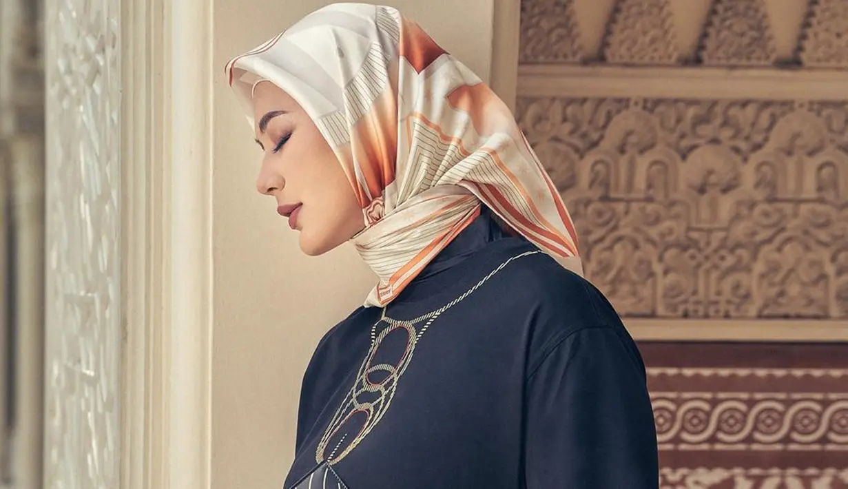 Rupanya di beberapa kesempatan. istri Baim Wong itu kerap tampil mengenakan hijab. Penampilannya yang tertutup pun banjir pujian warganet. Pesona cantiknya kian terpancar dalam balutan hijab.(Liputan6.com/IG/@paula_verhoeven)