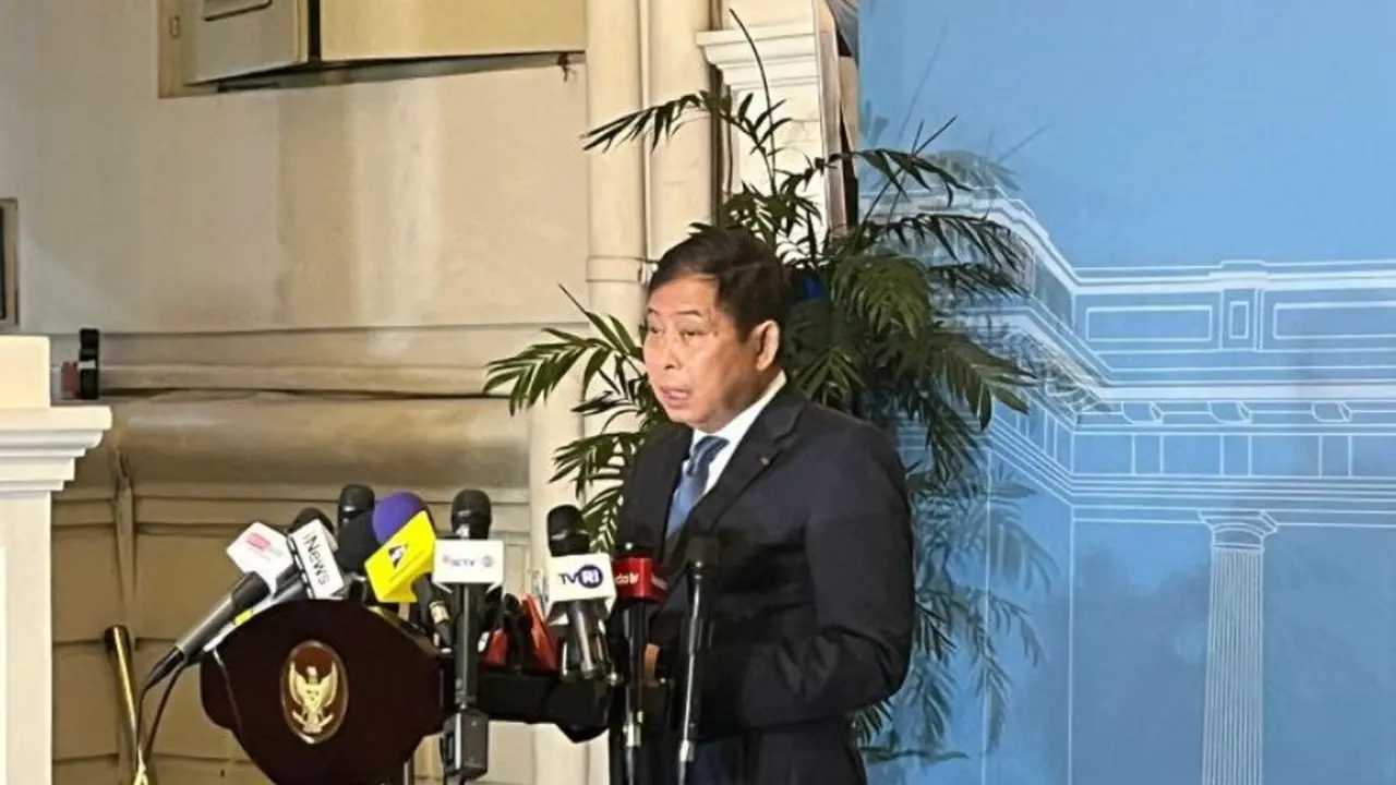 Mantan Menteri Perhubungan RI Ignasius Jonan usai bertemu Presiden Prabowo Subianto di kompleks, Istana Kepresidenan, Jakarta, Senin (3/11/2025).