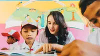 Chelsea Islan mengajarkan anak membaca (Dok.Taman Bacaan Pelangi)