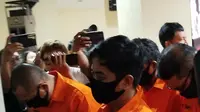 Polda Metro Jaya menetapkan 24 orang tersangka kasus dugaan judi online yang turut melibatkan sejumlah pegawai Kementerian Komdigi. (Liputan6.com/Ady Anugrahadi)