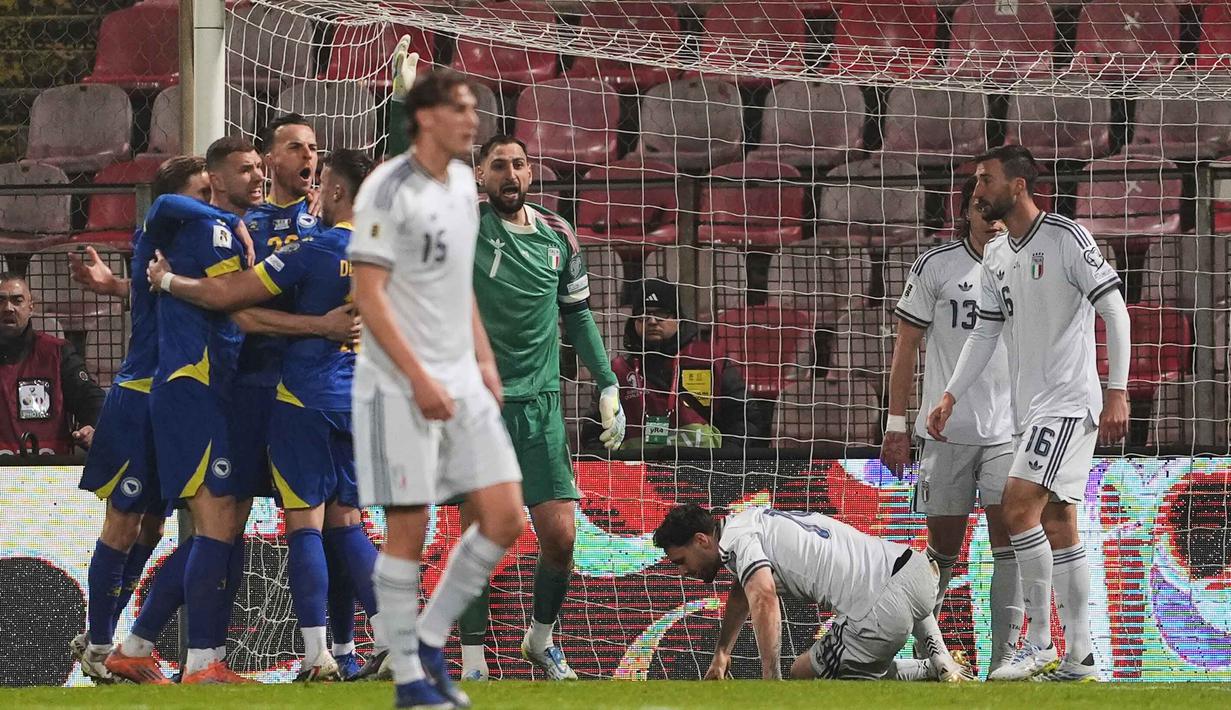Hasil ini didapat usai pertandingan final play-off kualifikasi Piala Dunia 2026 di Stadion Bilino Polje, Zenica, Bosnia, Selasa 31 Maret 2026 waktu setempat atau Rabu 1 April 2026 dini hari WIB. Tampak dalam foto, para pemain Bosnia dan Herzegovina merayakan gol saat pertandingan final play-off kualifikasi Piala Dunia 2026 melawan Italia di Stadion Bilino Polje, Zenica, Selasa 31 Maret 2026 waktu setempat atau Rabu 1 April 2026 dini hari WIB. (Fabio Ferrari/LaPresse via AP)