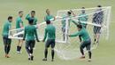 Pemain Timnas Indonesia menggotong gawang saat latihan di Lapangan ABC, Senayan, Jakarta, Kamis (22/2/2018). Pemusatan latihan tahap kedua ini dilakukan untuk persiapan Asian Games 2018. (Bola.com/M Iqbal Ichsan)