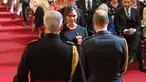 Desainer Victoria Beckham saat menerima gelar Order of the British Empire (OBE) dari Pangeran William di Istana Buckingham, London (19/4). Ibu 4 anak ini mendapatkan gelar kehormatan di bidang fashion selama 17 tahun.  (Yui Mok / PA via AP)