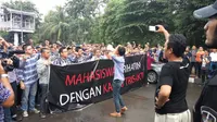 Aksi keprihatinan sejumlah mahasiswa Trisakti atas sengketa yayasan dengan rektorat. (Muslim AR/Liputan6.com)