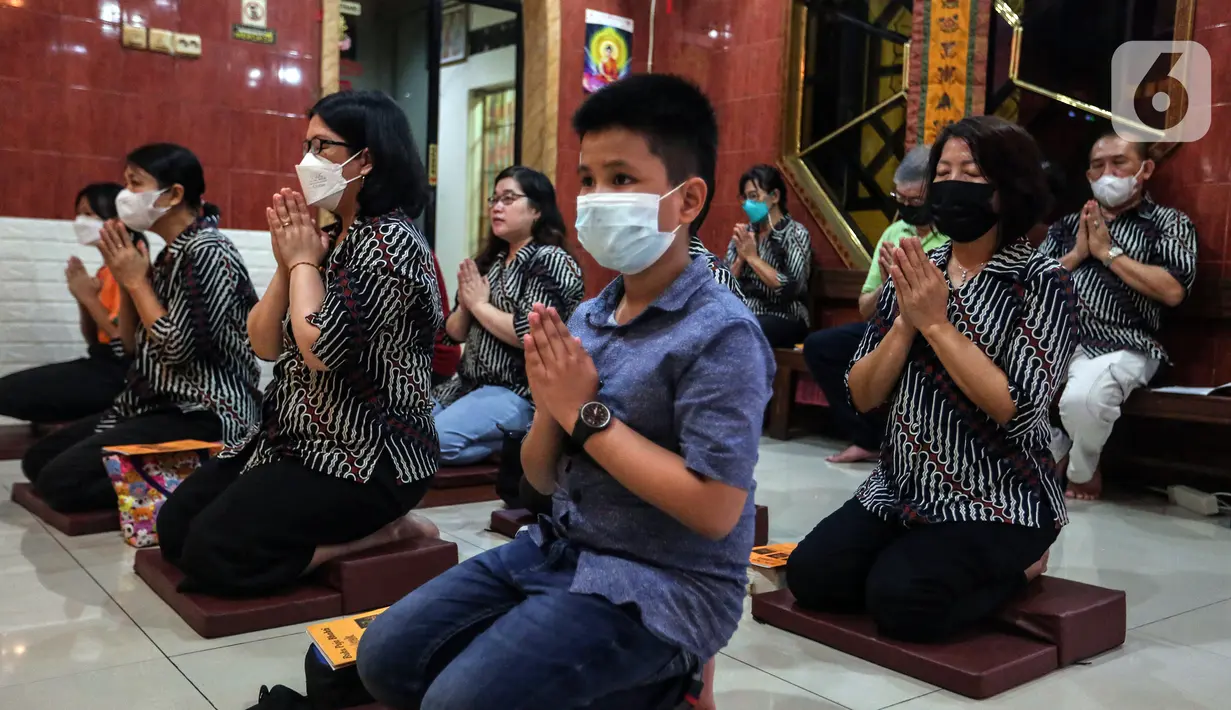 Umat Buddha melakukan sembahyang Puja Bakti Waisak di Vihara Avalokitesvara Pondok Cabe, Tangerang Selatan, Banten, Senin (16/5/2022). Ibadah perayaan Hari Raya Waisak 2566 BE berlangsung khidmat dengan mengusung tema "Dalam Cinta Kasih, Semua Bersaudara". (Liputan6.com/Johan Tallo)