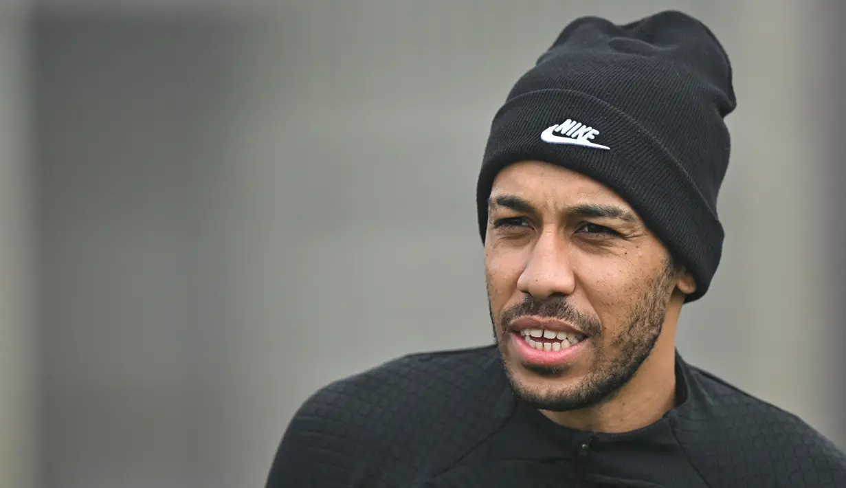 Striker Chelsea, Pierre-Emerick Aubameyang menghadiri sesi latihan tim di fasilitas pelatihan Chelsea Cobham di Stoke D'Abernon, London pada 14 Februari 2023. Chelsea akan bertanding melawan Borussia Dortmund pada leg pertama babak 16 besar Liga Champions di di Westfalenstadion. (AFP/Glyn Kirk)