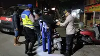 Polisi menangkap remaja yang membawa celurit di Tangerang. Mereka diduga akan tawuran. (foto: istimewa)