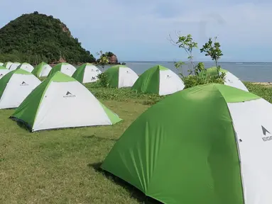 Pemerintah Lombok Tengah, Nusa Tenggara Barat menyatakan, sebagai alternatif akomodasi penginapan bagi penonton Pertamina Grand Prix Of Indonesia telah disiapkan camping ground (bumi perkemahan). (Bola.com/Yusuf Satria)