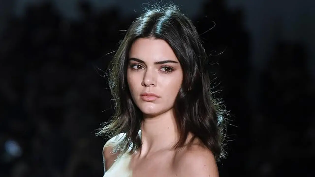 Inspirasi Busana Serba Abu-abu ala Kendall Jenner