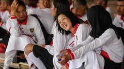 Anggota Paskibraka 2016 bersantai sebelum bersiap mengikuti latihan di halaman Istana Merdeka, Jakarta, Jumat (12/8). Para anggota Paskibraka 2016 ini berjumlah ada 68, yang terdiri dari 34 putra dan 34 putri. (Liputan6.com/Faizal Fanani)