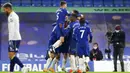 Para pemain Chelsea merayakan gol yang dicetak oleh Olivier Giroud ke gawang Aston Villa pada laga Liga Inggris di Stadion Stamford Bridge, Senin (28/12/2020). Kedua tim bermain imbang 1-1. (Catherine Ivill/Pool via AP)