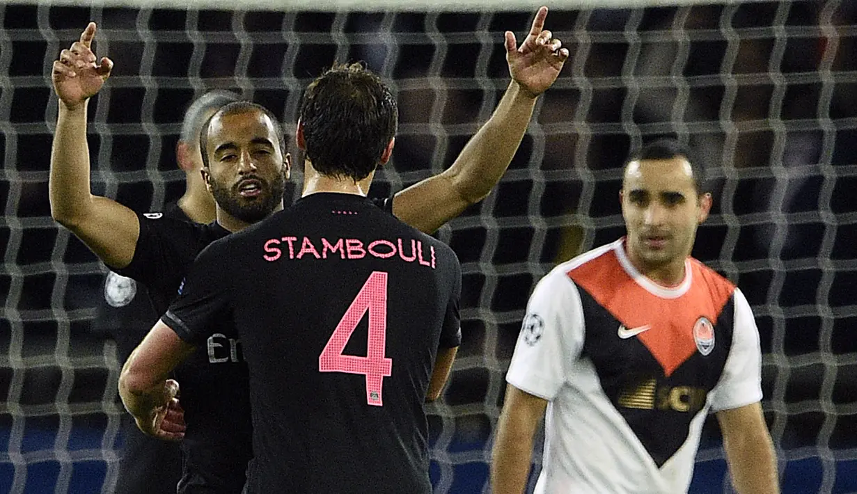 Pemain Paris Saint-Germain, Lucas (kiri) merayakan gol bersama rekannya di  pada lanjuta Liga Champions Grup A di Stadion Parc des Princes, Paris, Rabu (9/12/2015). (AFP Photo/Franck Fife)
