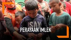Puluhan masyarakat Pademangan Jakarta Utara menunggu pembagian Ang Pao dari warga Tionghoa yang merayakan Imlek. Pembahgian Ang Pao dikwal anggota Polsek pademangan Jakarta Utara