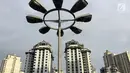 Lampu penerangan berdiri kokoh di sekitar gedung apartemen di Kemayoran, Jakarta, Jumat (19/1). Konsultan properti Savills Indonesia memperkirakan apartemen baru di Jakarta akan bertambah dalam rentang tahun 2018-2021. (Liputan6.com/Immanuel Antonius)