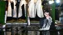 Seorang imam Kristen Ortodoks Rusia mandi dalam air es saat perayaan Epiphany tradisional di Gereja Tritunggal Mahakudus, Ostankino, Moskow, Rusia, 18 Januari 2022. Ribuan penganut Kristen Ortodoks Rusia merayakan Epiphany dengan membenamkan diri dalam air dingin. (AP Photo/Alexander Zemlianichenko)
