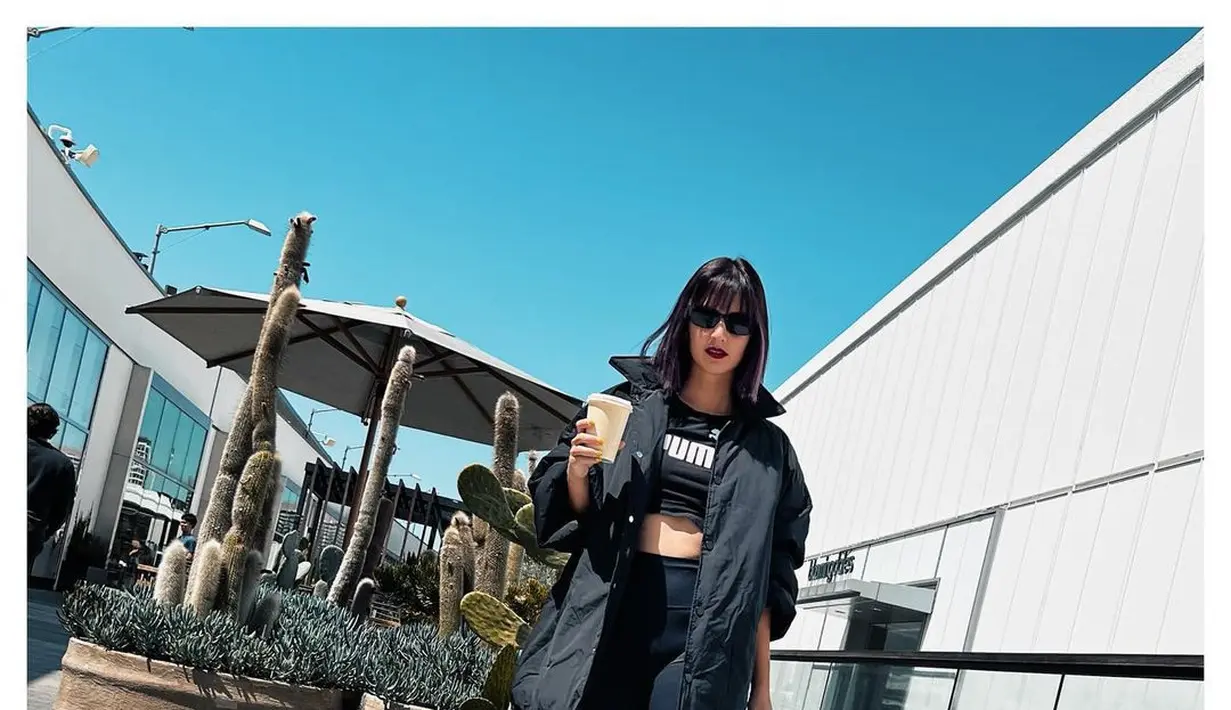 Nia Ramadhani kerap tampil edgy dan stylish meski sudah jadi ibu 3 anak. [@ramadhaniabakrie].