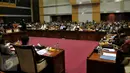 Suasana rapat kerja antara Pemerintah dengan Komisi I DPR di Kompleks Parlemen, Senayan, Jakarta, Senin (19/10). Raker membahas evaluasi pelaksanaan Minimum Essensial Force (MEF) Tahap I dan Tahap II. (Liputan6.com/Johan Tallo)