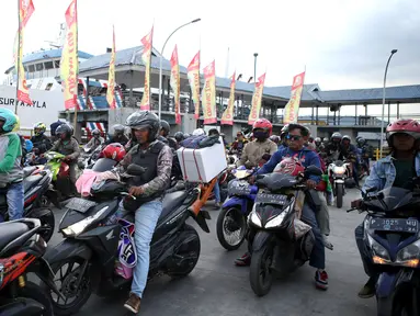 Pemudik mengendarai motor menaiki sebuah kapal feri untuk pulang ke kampung halaman mereka di Pelabuhan Gilimanuk, Bali, pada Jumat, 5 April 2024. (AP Photo/Firdia Lisnawati)